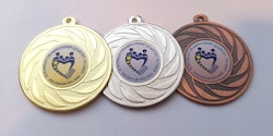 Medalj i storlek 50 mm med eget tryck, medaljband