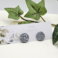 Silverfärgade mönstrade studs