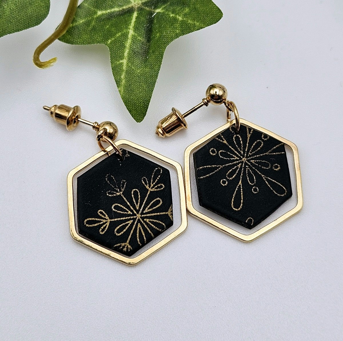 Hexagoner i svart och guld