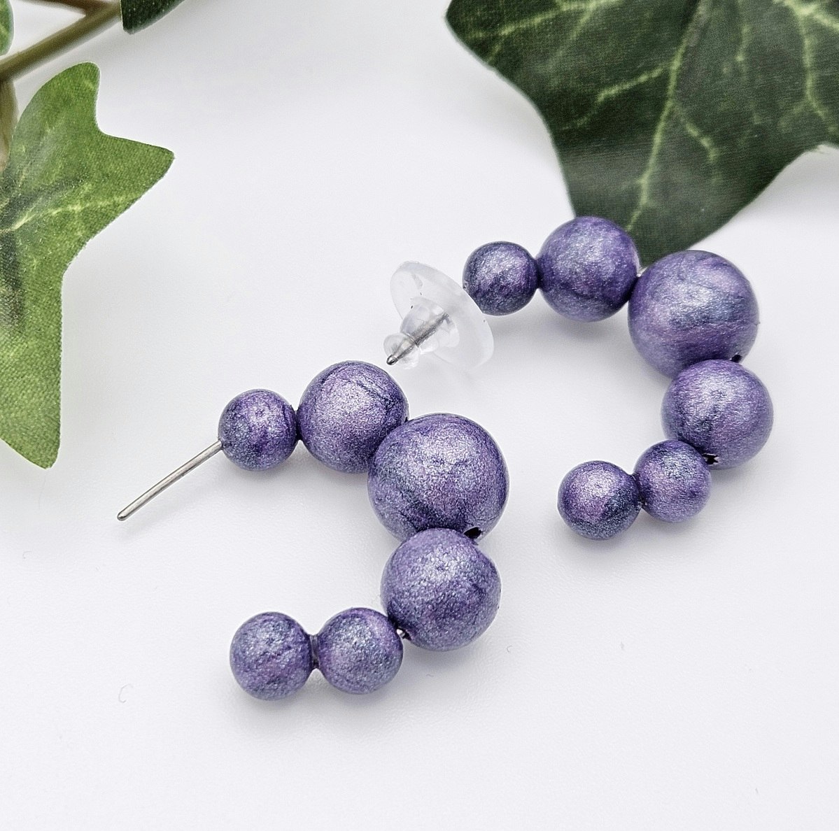 Lila hoops med handgjorda pärlor