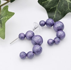 Lila hoops med handgjorda pärlor