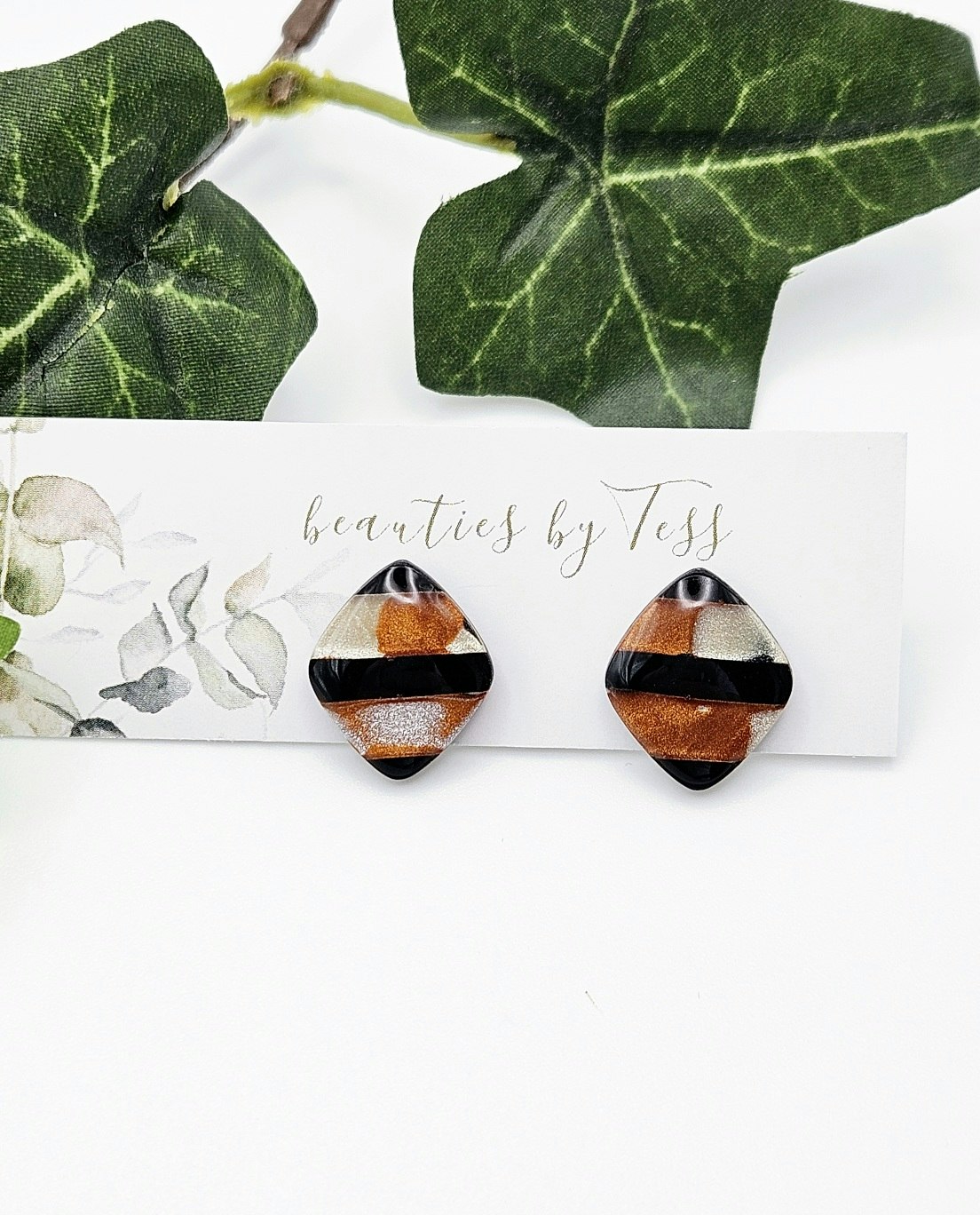 Rombformade glänsande studs