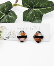 Rombformade glänsande studs