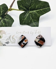 Rombformade glänsande studs