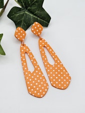 Orange pilar med vita prickar