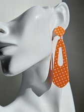 Orange pilar med vita prickar