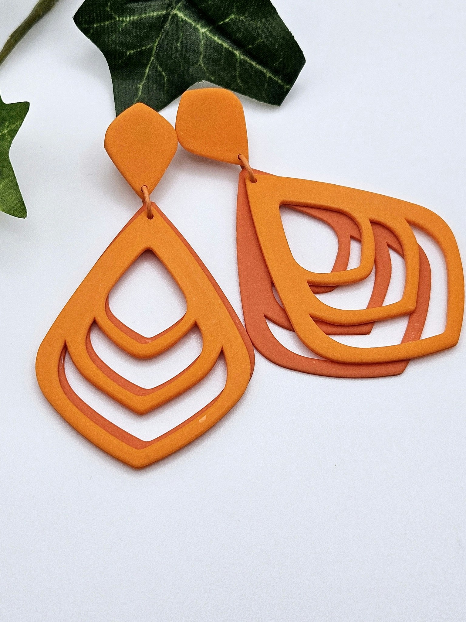 Stora ihåliga droppar i orange