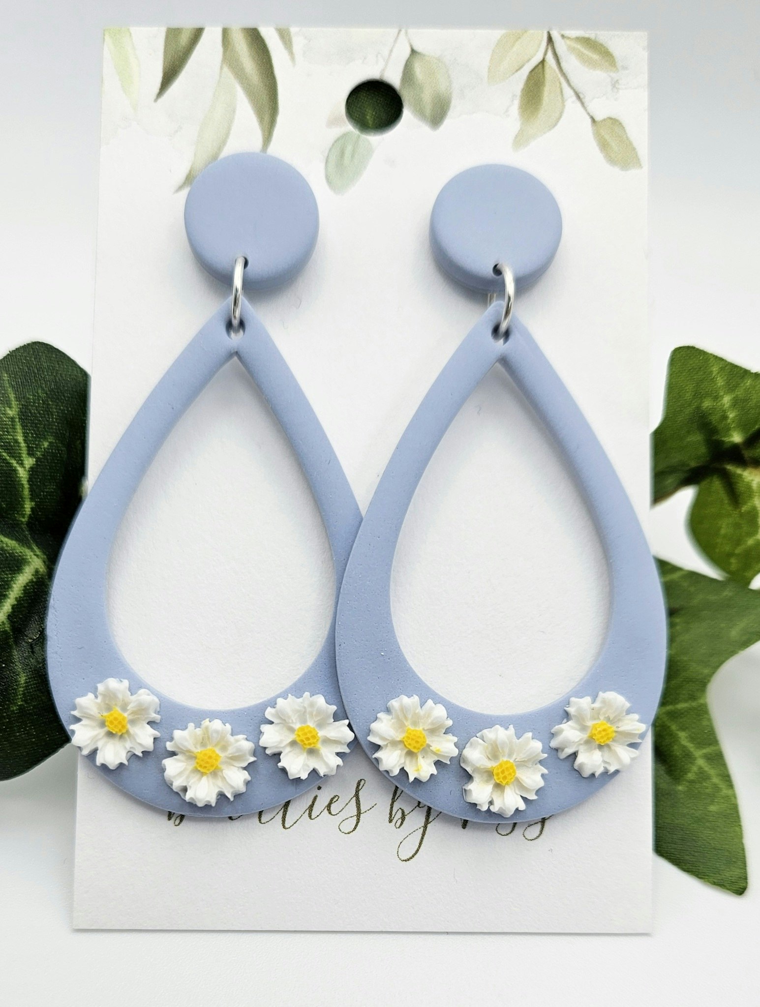Blå matta droppar med vita blommor