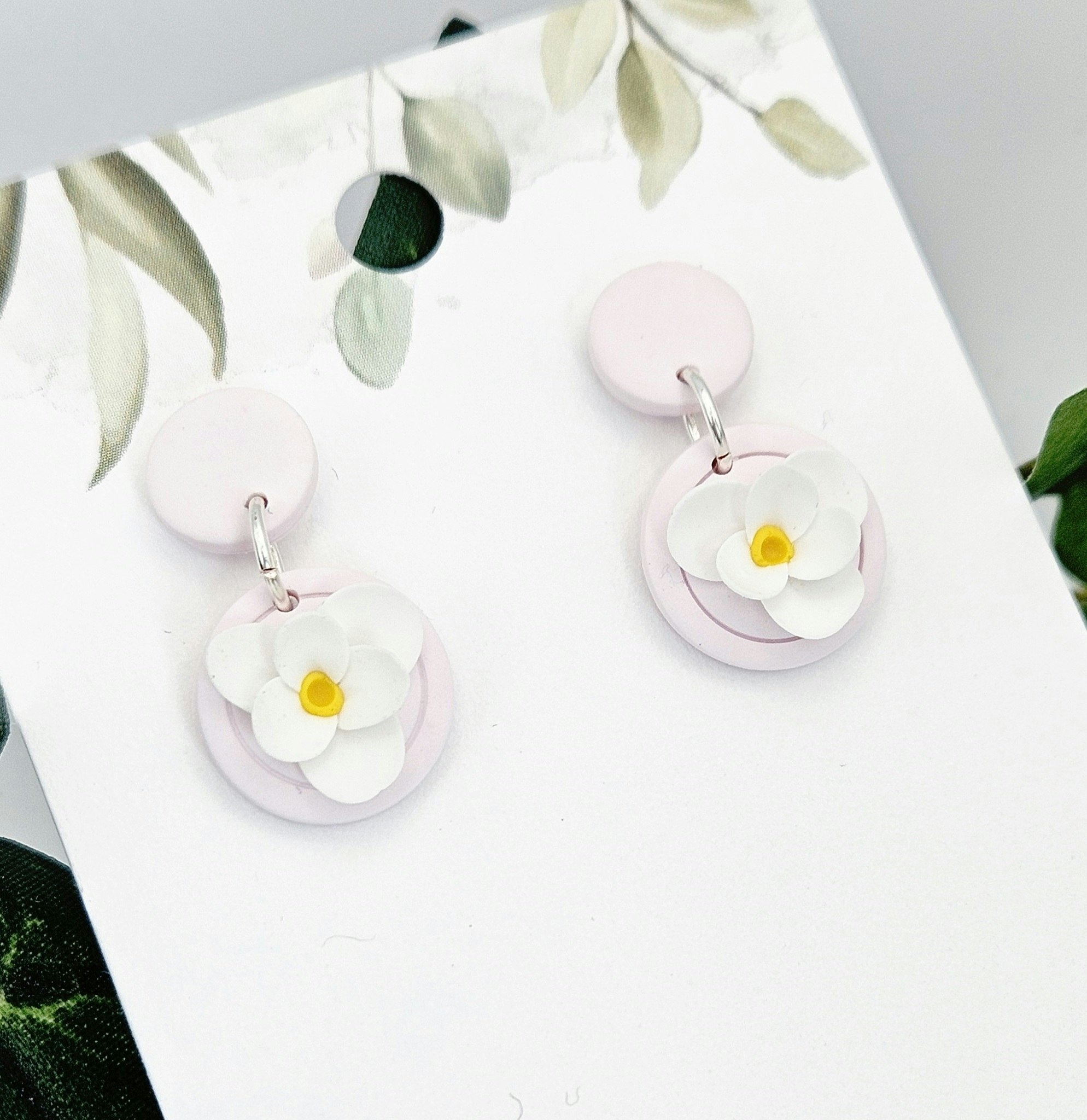 Små rosa cirklar med blommor