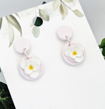 Små rosa cirklar med blommor