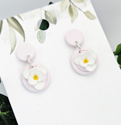 Små rosa cirklar med blommor