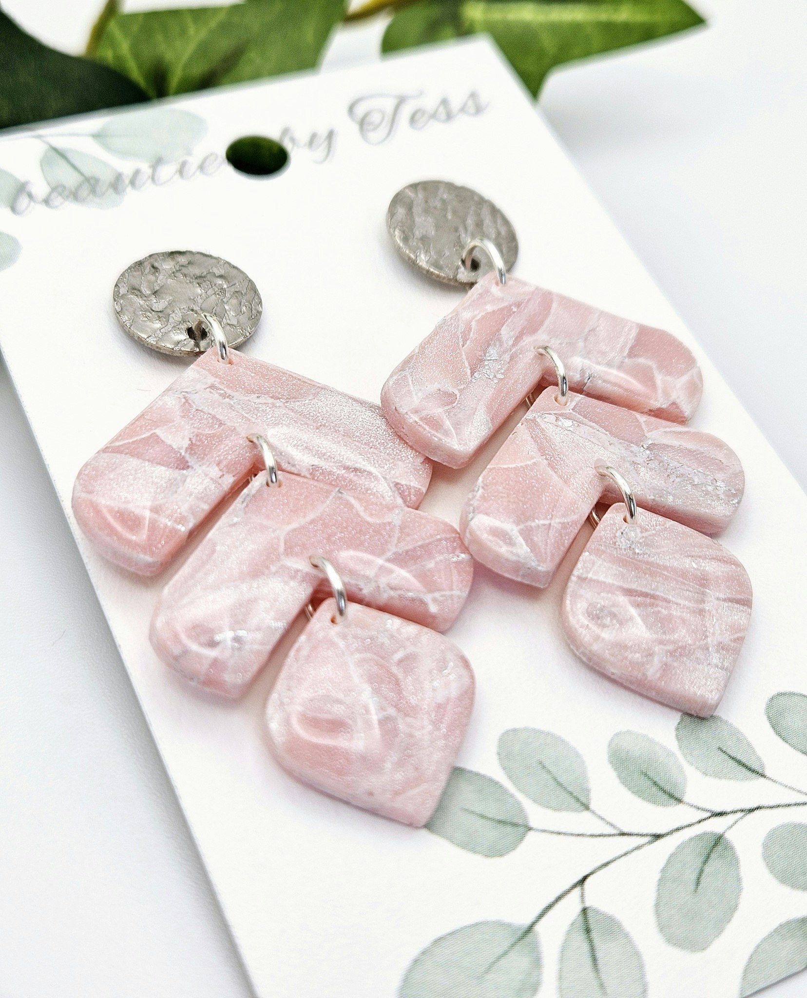 Glänsande rosa pilar