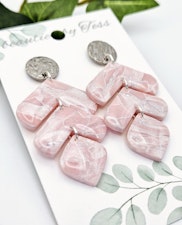 Glänsande rosa pilar