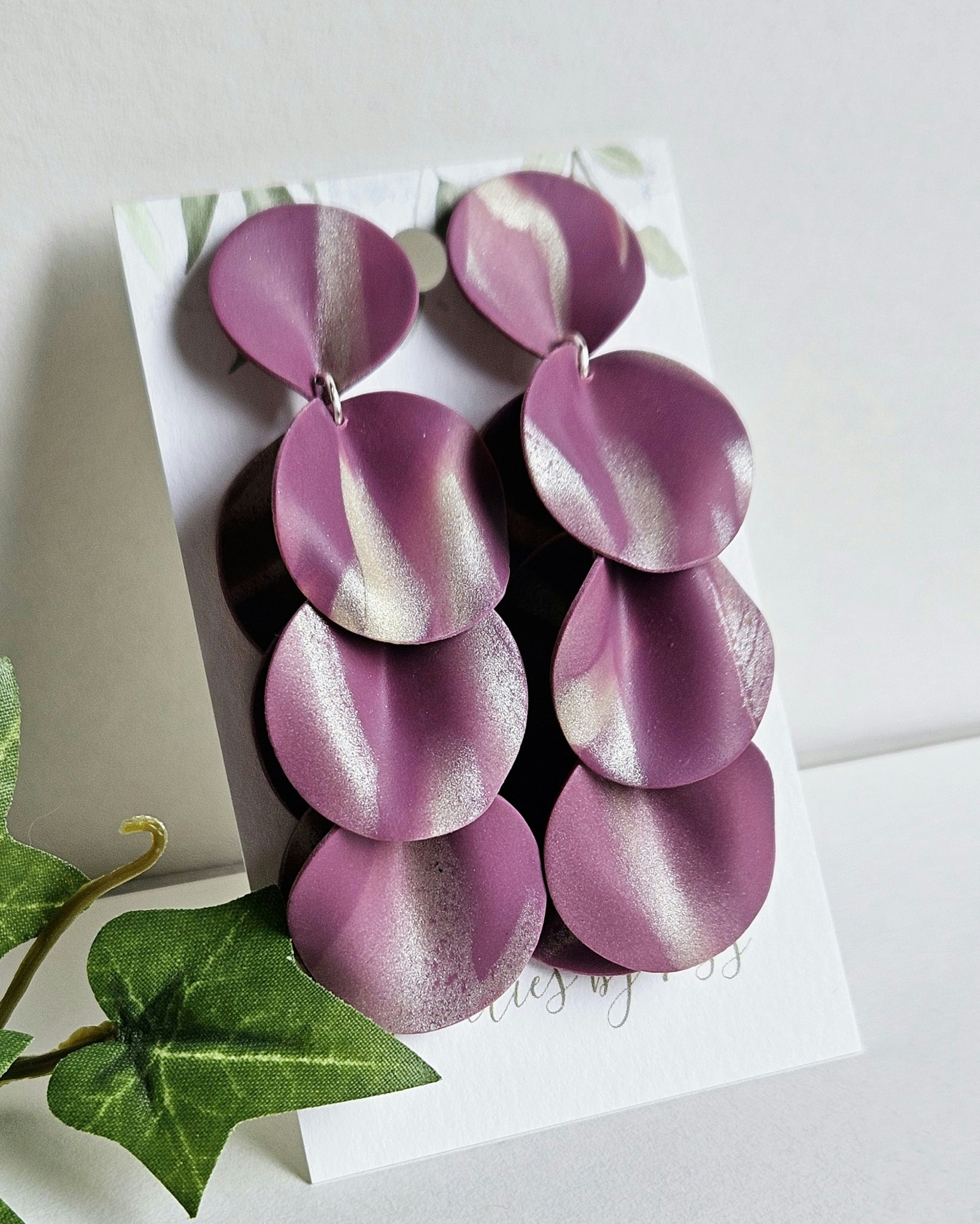 Vinröda blad i tre nivåer