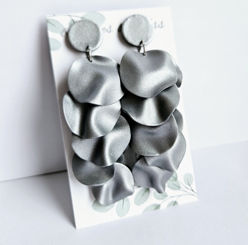 Silverfärgade vågformade cirklar