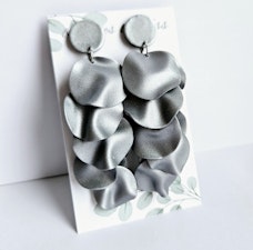 Silverfärgade vågformade cirklar