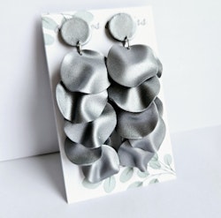 Silverfärgade vågformade cirklar