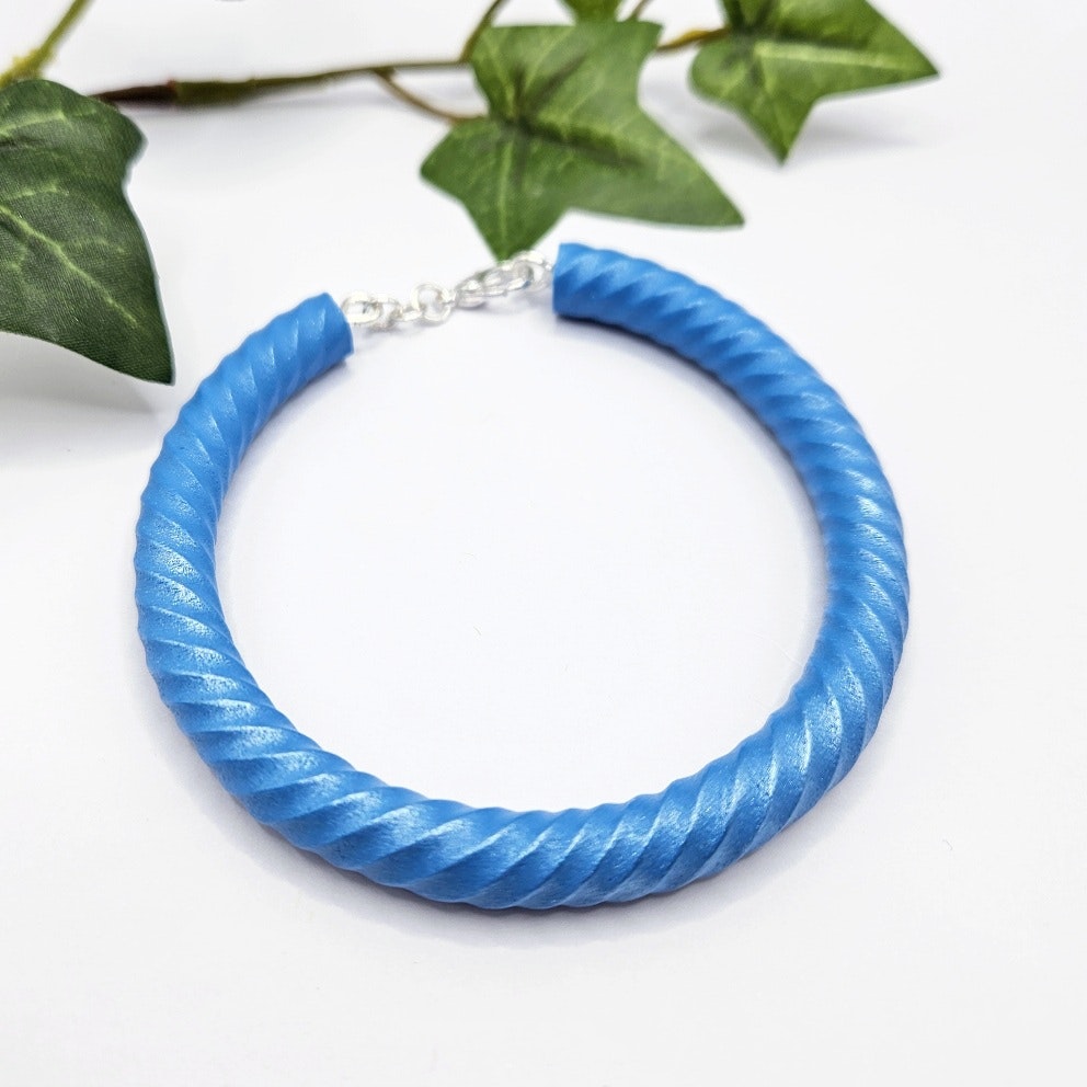 Skimrande blått armband