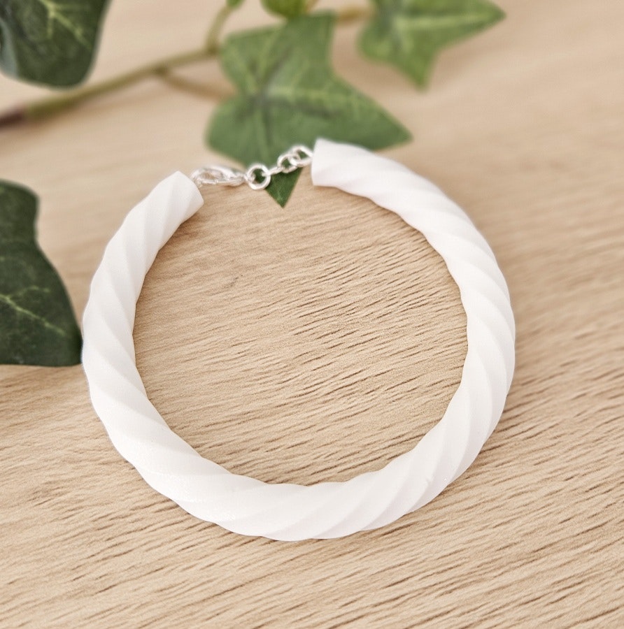 Skimrande vitt armband