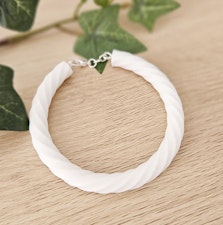 Skimrande vitt armband