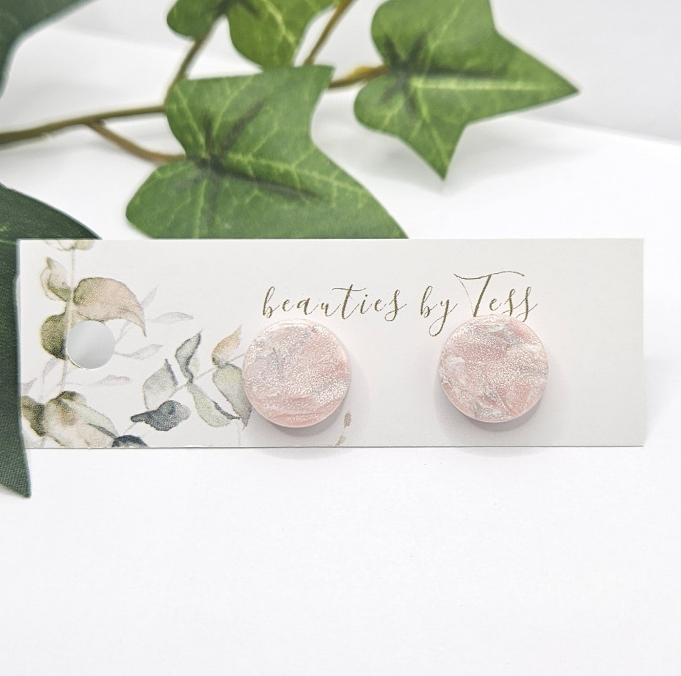 Skimrande studs i turkos och rosa