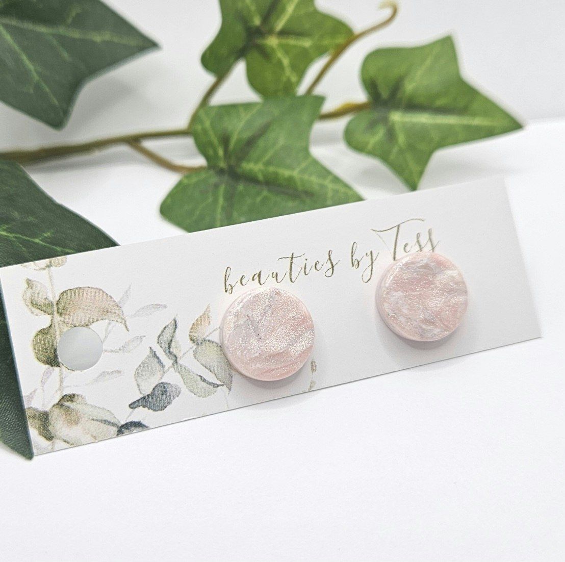 Skimrande studs i turkos och rosa