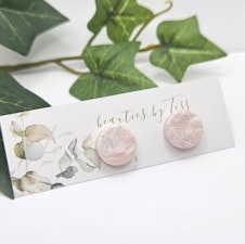 Skimrande studs i turkos och rosa