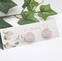 Skimrande studs i turkos och rosa