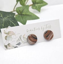 Glänsande studs i svart och koppar
