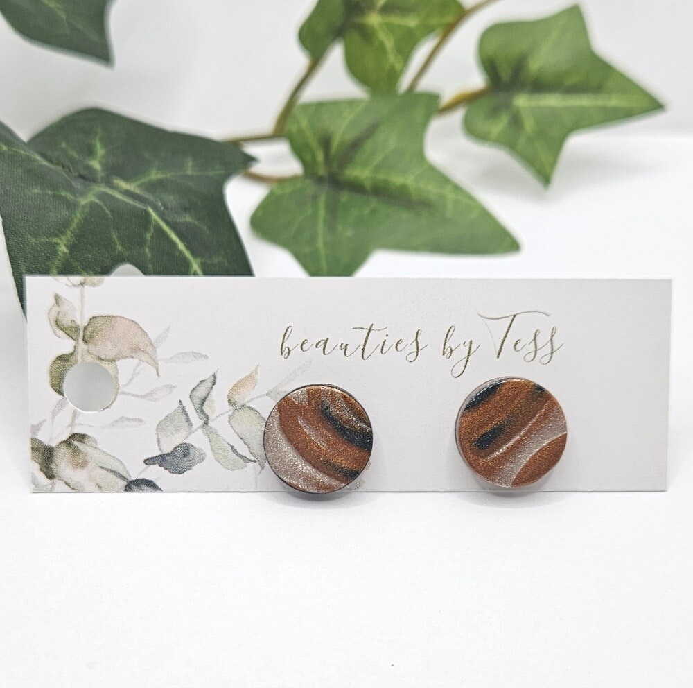 Glänsande studs i svart och koppar