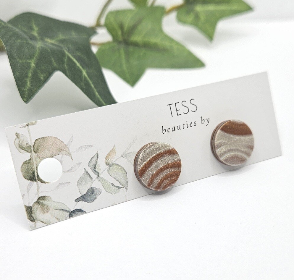 Glänsande studs i svart och koppar