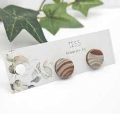 Glänsande studs i svart och koppar
