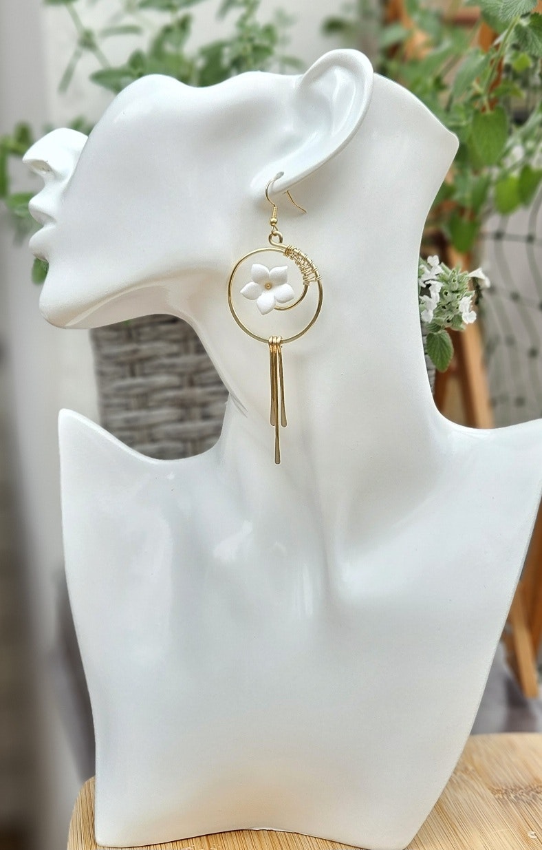 Cirklar i guld med vit blomma