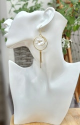 Cirklar i guld med vit blomma