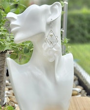 Eleganta, blommiga örhängen med pärla