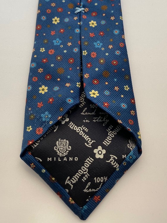 Handgjord blåblommig slips i siden