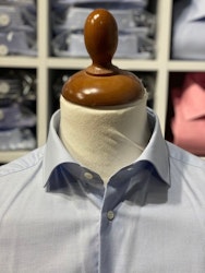 Ljusblå slimfit skjorta med vanlig manschett.