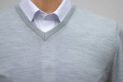 V-hals tröja i merino, ljusgrå, MV213