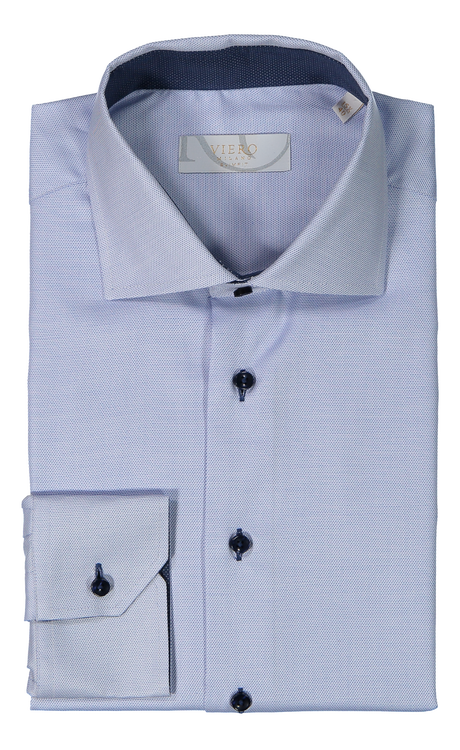 Ljusblå skjorta med små prickar och kontrastfärg i krage och knappar