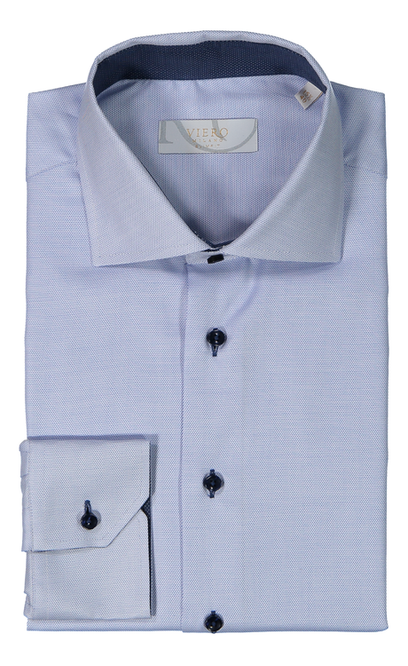 Ljusblå skjorta med små prickar och kontrastfärg i krage och knappar