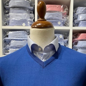 V-halsad tröja i Pima Cotton - klarblå 066