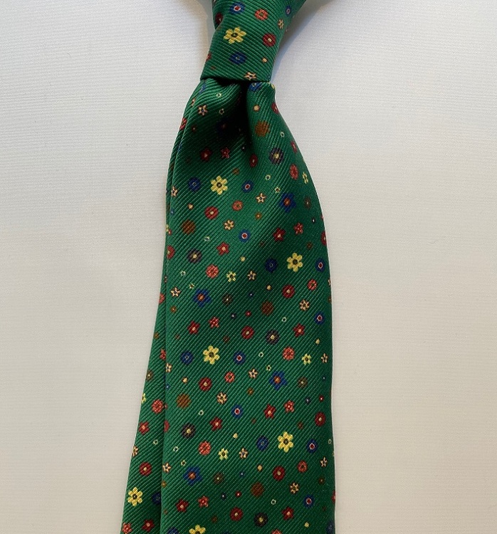 Handgjord grönblommig slips i siden