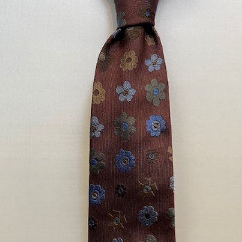 Handgjord roströdblommig slips i siden