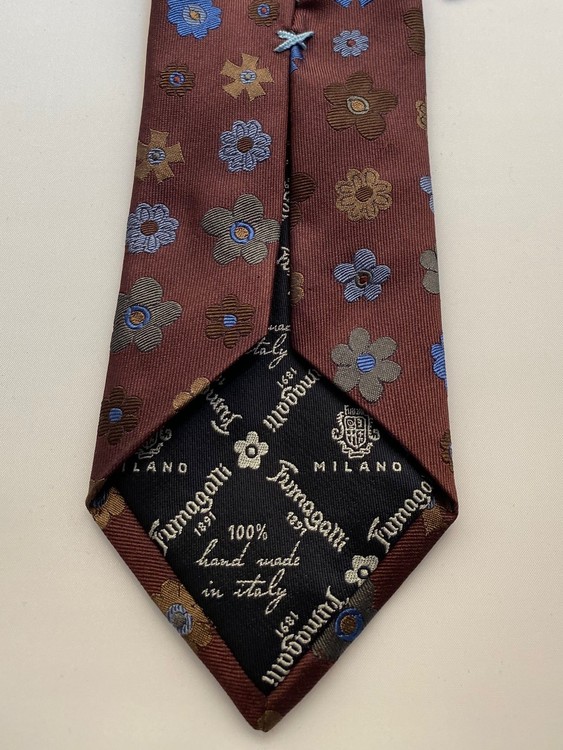 Handgjord brunblommig slips i siden