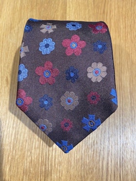 Handgjord brunblommig slips i siden