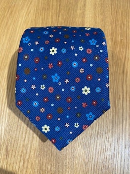 Handgjord blåblommig slips i siden