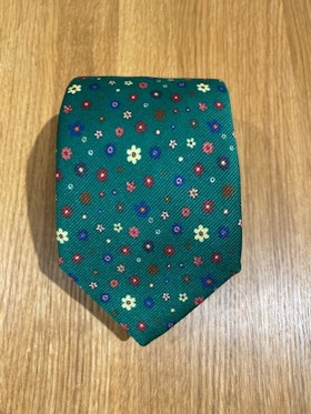 Handgjord grönblommig slips i siden