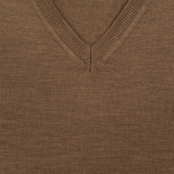 V-hals tröja i merino, mellanbrun melerad, MV230