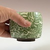 Liten Yunomi - kopp med grön monstera