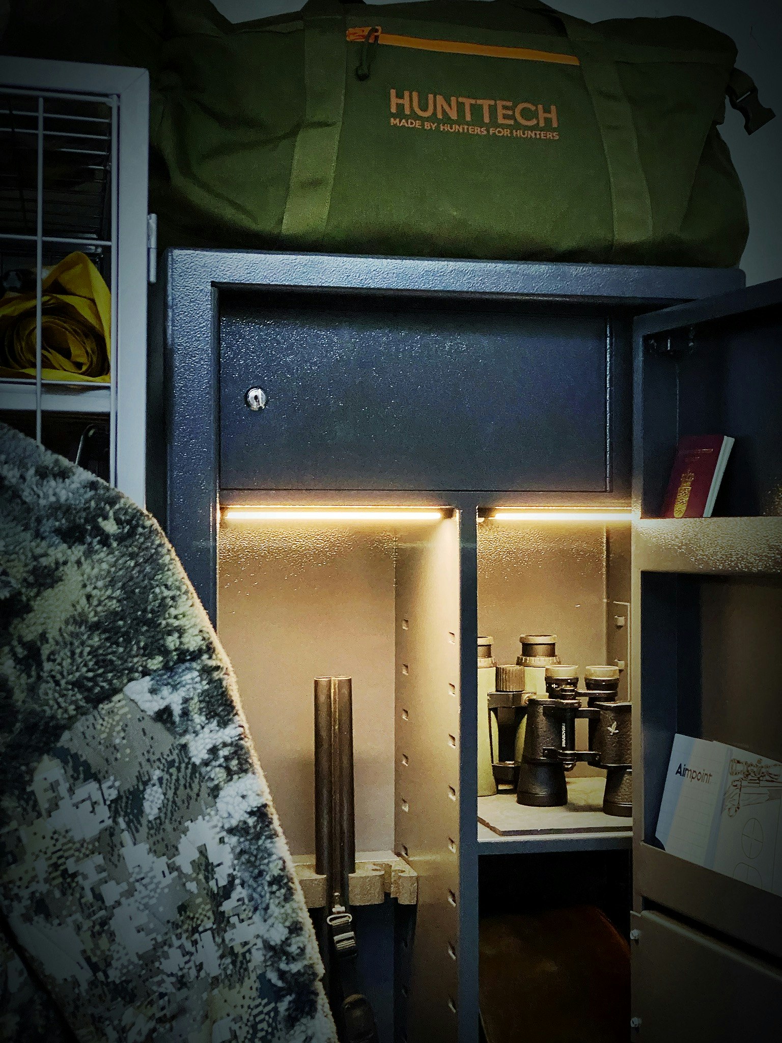 Lue, weapon cabinet LED light